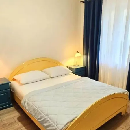 George - Two Bedroom With Park View Apartament *